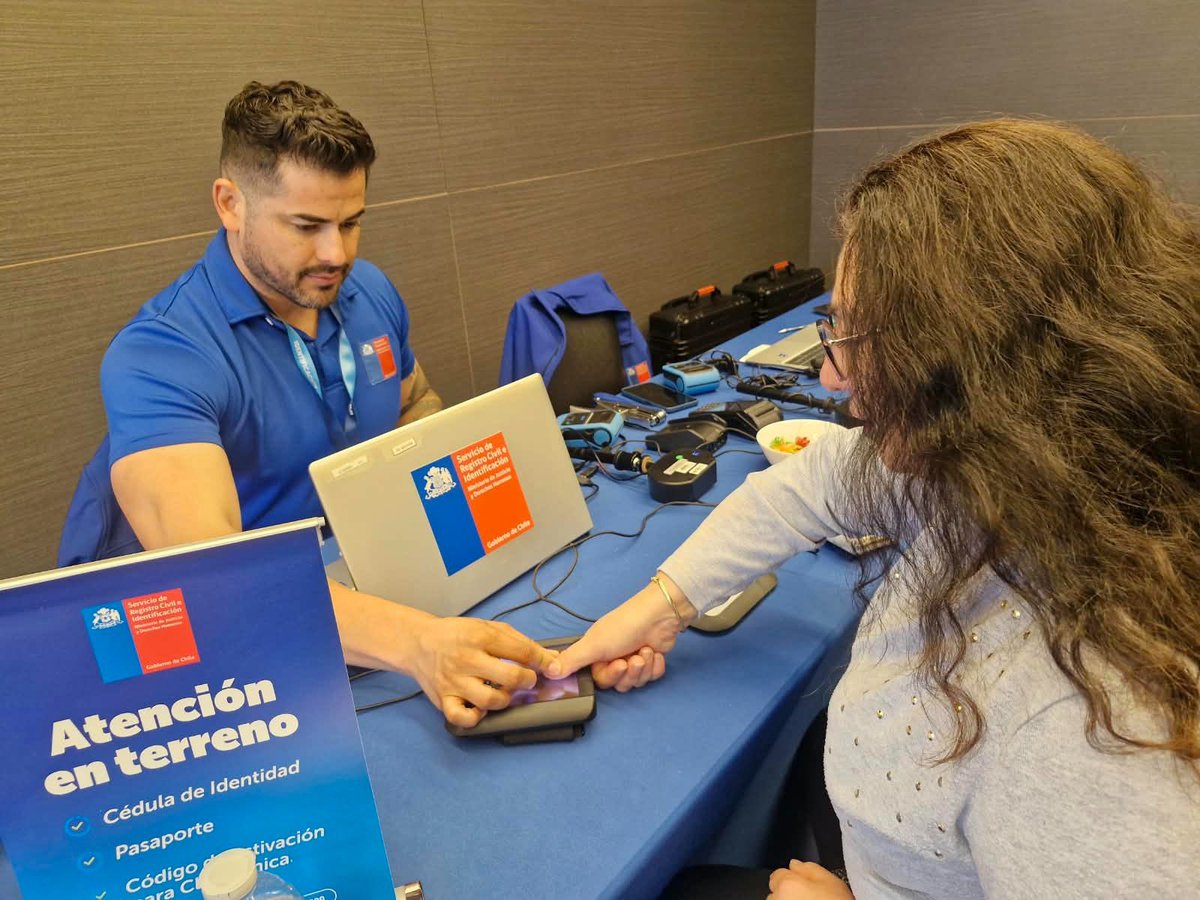 RegCivil_Chile's tweet photo. 🇨🇱✈️ ¡Seguimos en terreno en Francia! Cumplimos nuestro 2° día de atención en #Toulouse y nuestro equipo ya se prepara para viajar a #Lyon. 🇫🇷

En conjunto con @dicoex acercamos los trámites a la comunidad chilena:
🪪 Cédula y Pasaporte
🔑 Código de activación ClaveÚnica

¡Atentos, chilenos en Lyon! 👀👇