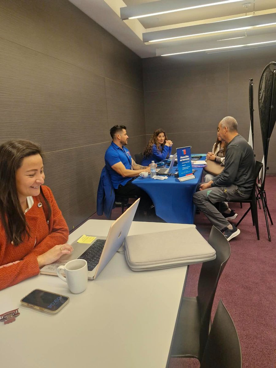 RegCivil_Chile's tweet photo. 🇨🇱✈️ ¡Seguimos en terreno en Francia! Cumplimos nuestro 2° día de atención en #Toulouse y nuestro equipo ya se prepara para viajar a #Lyon. 🇫🇷

En conjunto con @dicoex acercamos los trámites a la comunidad chilena:
🪪 Cédula y Pasaporte
🔑 Código de activación ClaveÚnica

¡Atentos, chilenos en Lyon! 👀👇