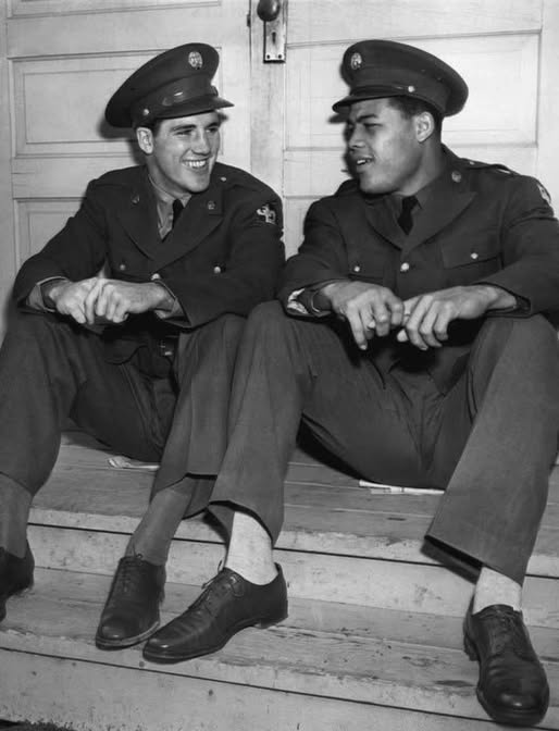 IronyBoxing's tweet photo. Billy Conn was born on October 8, 1917. Here he is seated with Joe Louis, as they serve their nation between their two Heavyweight Title fights, during WWII. #Heavyweight #History #Boxing #BoxingLegends #BoxingHistory #USABoxing #Boxeo #Joe #Louis #JoeLouis #Billy #Conn #BillyConn