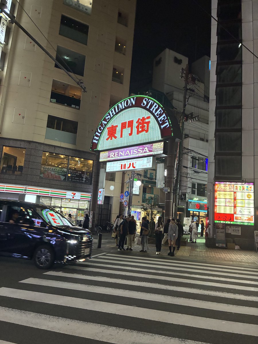 masay94032's tweet photo. 🟩10月21日（水）本日も通常営業です
是非！脚をお運びいただけますよう、お願い申し上げます🙇‍♂️

※毎週、水曜日、金曜日は、イノウエが出勤致します。
何曜日でも、当日の午前中までにご連絡いただければ、出勤させていただきます。

◎待ちに待った「深夜食堂6」が昨晩からオンエアー。
やっぱり良かったですね。
その主役を張っているのが小林薫です。

小林薫と云えば、村上春樹原作のシネマ「風の歌を聴け」
舞台は神戸三ノ宮と、その周辺の地域です。

レストランのキングズアームズや、ジェイズ・バーとしてシネマに出て来るHAlF TIＭE、異人館アパートなども、ごく日常通ってました。

現在の、三ノ宮のメインストリートですが、道の両側には、メイドさんのコスチュームに身を固めた可愛い😍女の子達がズラリ。

まるで日本橋のような風景が広がっています。
昭和は遠くになりにけりですね💦