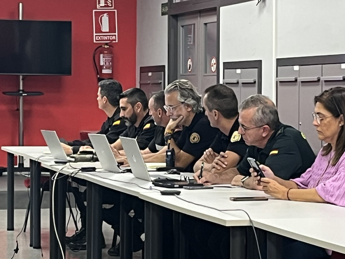 JCValderrama25's tweet photo. A los voluntarios de Protección Civil, a los bomberos de los SPEIS, así como a las Fuerzas y Cuerpos de Seguridad del Estado, la @UMEgob y a todos los que han participado en atender esta emergencia https://t.co/5Q6Tc5fKWh