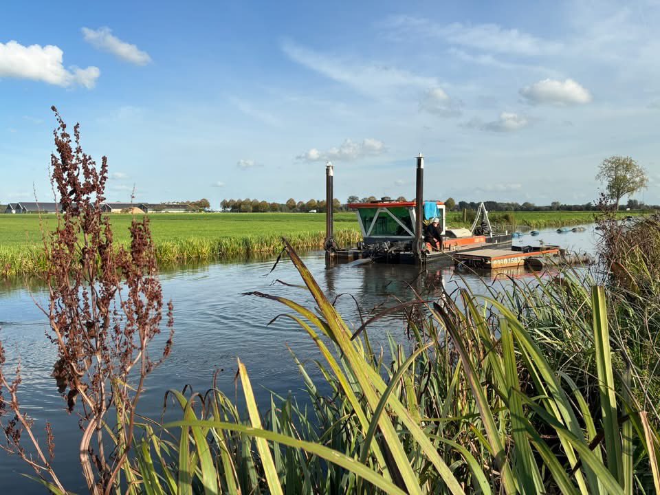 AltenaNet's tweet photo. ALTENA - Waterschap baggert weer sloten uit in Altena

 https://t.co/slHiqBAqaG https://t.co/6yAZGL9IUe