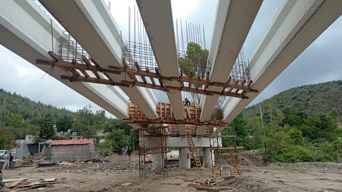 PoderCiudadanoo's tweet photo. #EnBocaDeTodos: 🚨🏗️ ¡POR UN ERROR HUMANO SE VINIERON ABAJO CUATRO TRABES DEL PUENTE DE EL CHILAR, EN #TOLIMÁN! SICT RESPONSABILIZA A LA CONSTRUCTORA, QUE TENDRÁ QUE PAGAR LOS DAÑOS; PESE AL ACCIDENTE, ASEGURAN QUE LA OBRA NO SE RETRASARÁ 🚧💥⚠️
⤵
https://t.co/QiOfkPJtBz

Únete a nuestro canal 👉 https://t.co/dQK26JQUNx
📌 ¿Tienes una denuncia? Escríbenos al 446 144 4405
