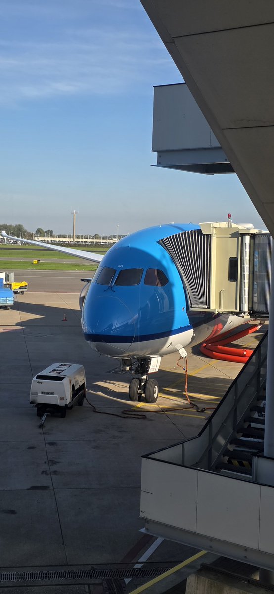 PascalFCDB's tweet photo. Aangekomen in #Nairobi... proost op de 77ste verjaardag van mama! Maak er een mooie feestje van boven! #KL565 #NBO #KLM #B787 #PHBKO https://t.co/XQ3hovLJlO