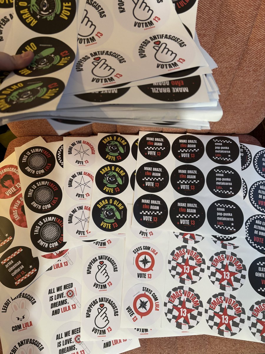 abruxadeblegh's tweet photo. ADESIVOS PRONTOS PARA SEREM ENTREGUES NOS PRÓXIMOS ATOS EM SP:

QUARTA 21/10 18H - PRAÇA ROOSEVELT
QUINTA 22/10 18H - CASA DE PORTUGAL
SÁBADO 24/10 - AVENIDA PAULISTA

TENHO TAMBÉM PANFLETOS E LAMBE-LAMBE DA CAMPANHA PRA QUEM QUISER PRA DISTRIBUIR

VAMO PRA RUA! VAMO VIRAR! https://t.co/swqsZiMMYq