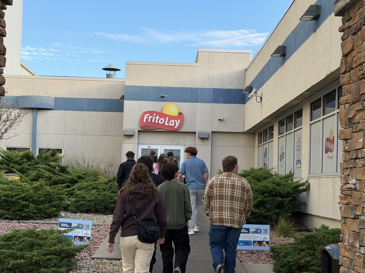 bvcaps's tweet photo. 🥔🏭 CAPS Future of Food students explored food manufacturing in Topeka today! From seeing automation in action at @Fritolay w/ CAPS alumnus Raj Kodira to learning about production of prepared foods at @Resers Fine Foods (Thank You)! #BVTogether #ChampionsOfLearning 🥗 https://t.co/eaQbYqUKMe