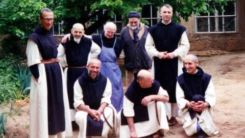 CHEKEMTONK213's tweet photo. 🚨🚨🚨

@davidlisnard
🕯️ 30 ans après, n’oublions jamais les moines de Tibhirine.

En 1996, sept moines trappistes furent enlevés puis retrouvés morts en Algérie. Leur histoire reste un symbole de fraternité, de dialogue et de paix, au cœur d’une période tragique.

Se souvenir, c'est honorer les victimes, soutenir leurs familles et transmettre la vérité historique aux générations futures.

La mémoire n’a pas de frontières. La vérité et la justice ne devraient jamais en avoir non plus. 🕊️

#Tibhirine #DevoirDeMémoire #Paix #Justice #Algérie