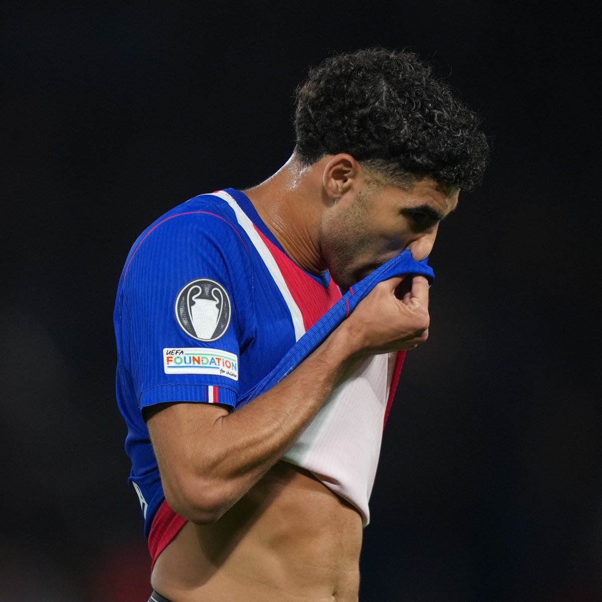 ActuFoot_'s tweet photo. 🚨 Achraf HAKIMI 🇲🇦 sur les blessés 👇🤕 :

« MARQUI 🇧🇷 JE SAIS PAS JE L’AI PAS VU LUI.

OUSMANE 🇫🇷 VA FAIRE UN IRM DEMAIN. KVARA 🇬🇪 AUSSI ! »

🎙️ Canal + https://t.co/36mrHLOhy5