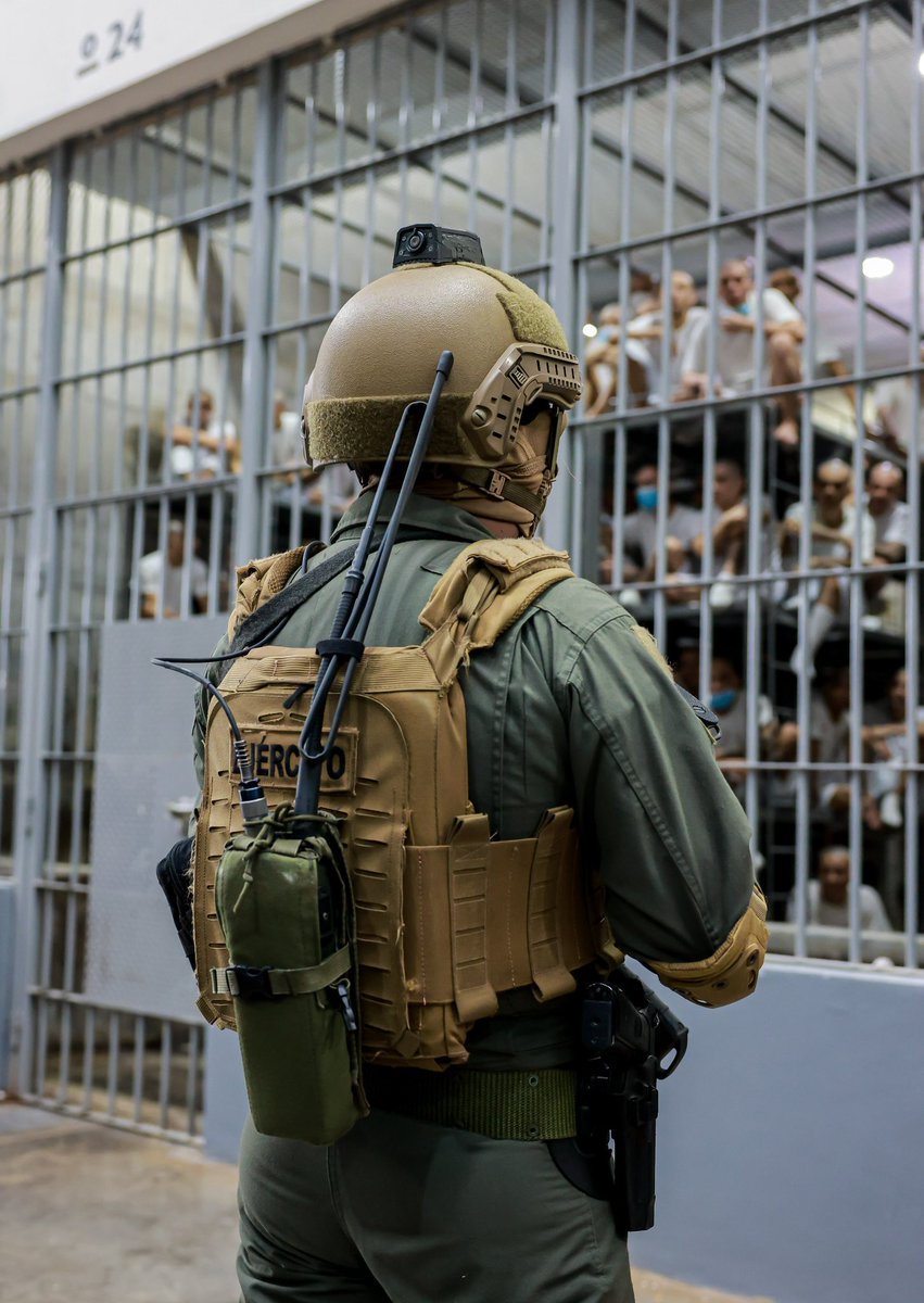 merino_monroy's tweet photo. Se informa a todo el personal de la @FUERZARMADASV que ya fueron depositados el salario y el bono de alimentación correspondientes al mes de octubre.

Reiteramos nuestro reconocimiento a cada soldado por su entrega y compromiso con la Patria.🇸🇻 https://t.co/3iuOwY7Ctm