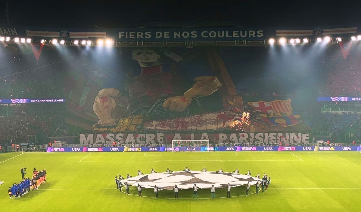 UltrasPresent's tweet photo. Halloween 🎃 ya ha llegado a París 🇫🇷

TIFO del Collectif Ultras París 🔵🔴 poniendo a Michael Myers icónico de la saga de peliculas de terror, con una motosierra con sangre y el escudo del Barça cortado y la frase:

“MASACRE A LA PARISINA”

PSG-FC Barcelona.
#ChampionsLeague https://t.co/XaQzrL5ePl