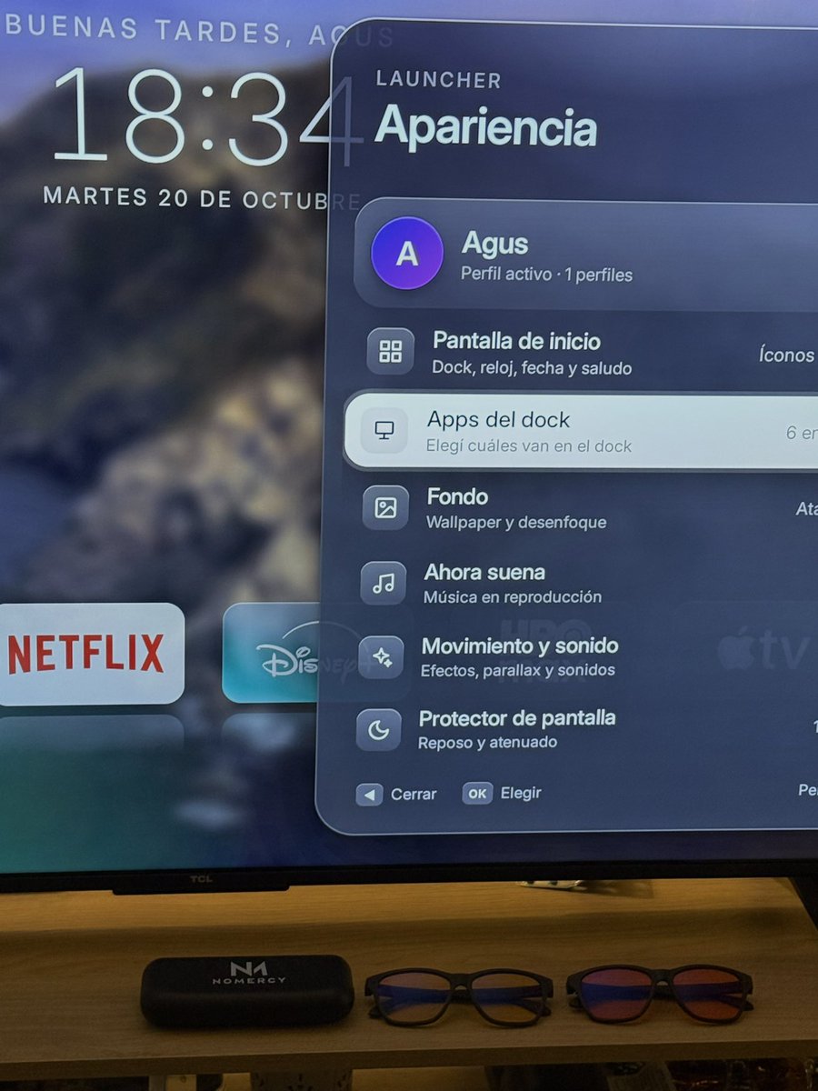 agustinhooks_'s tweet photo. Me vibecodie una home para mi TV:

Reemplaza el original que viene con la tele lleno de anuncios y cosas que no uso, se siente 10 veces más rápido y estético

además:

- el fondo de pantalla cambia según la hora
- tiene un "ahora suena"
- configurable y lleno de animaciones facheras
-  anda volando, desactive cómo 26 apps preinstaladas

y lo mejor:
- si apretas cierto botón 5 veces sale la lamparita de pixar a hincharte las pelotas

Lo diseñé pensando en Liquid Glass de apple junto con la pantalla de bloqueo de mi mac con los mismos fondos de pantalla

@TCLArg cuanto hay mira de fachera q me quedó

---

(Lo armé usando el tuit citado, yo no inventé nada solo estaba aburrido y tenía media hora entre reuniones)