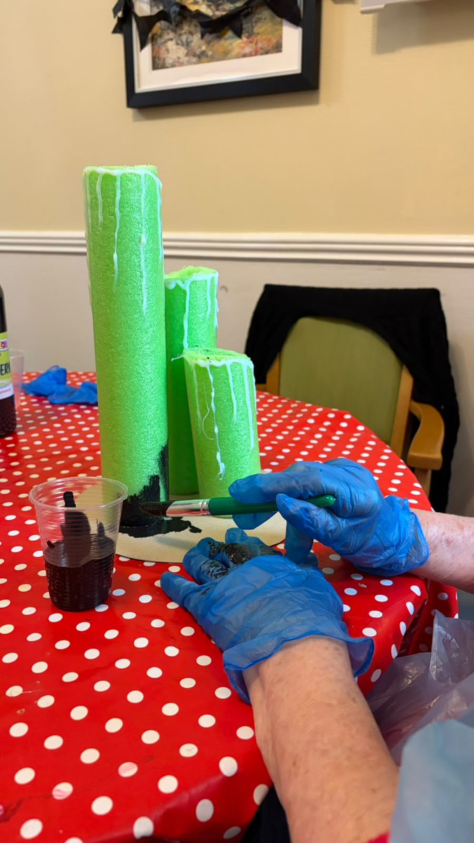 CedarCourtHome's tweet photo. We've had a busy few days including choir, making Halloween decorations, playing dominoes and enjoying Trevor's entertainment. Thank you for coming to visit us, Trevor! #Halloween #AutumnArts #Crafts #MusicWellbeing #Instruments #Singing #Choir https://t.co/Qds8rHFe5L