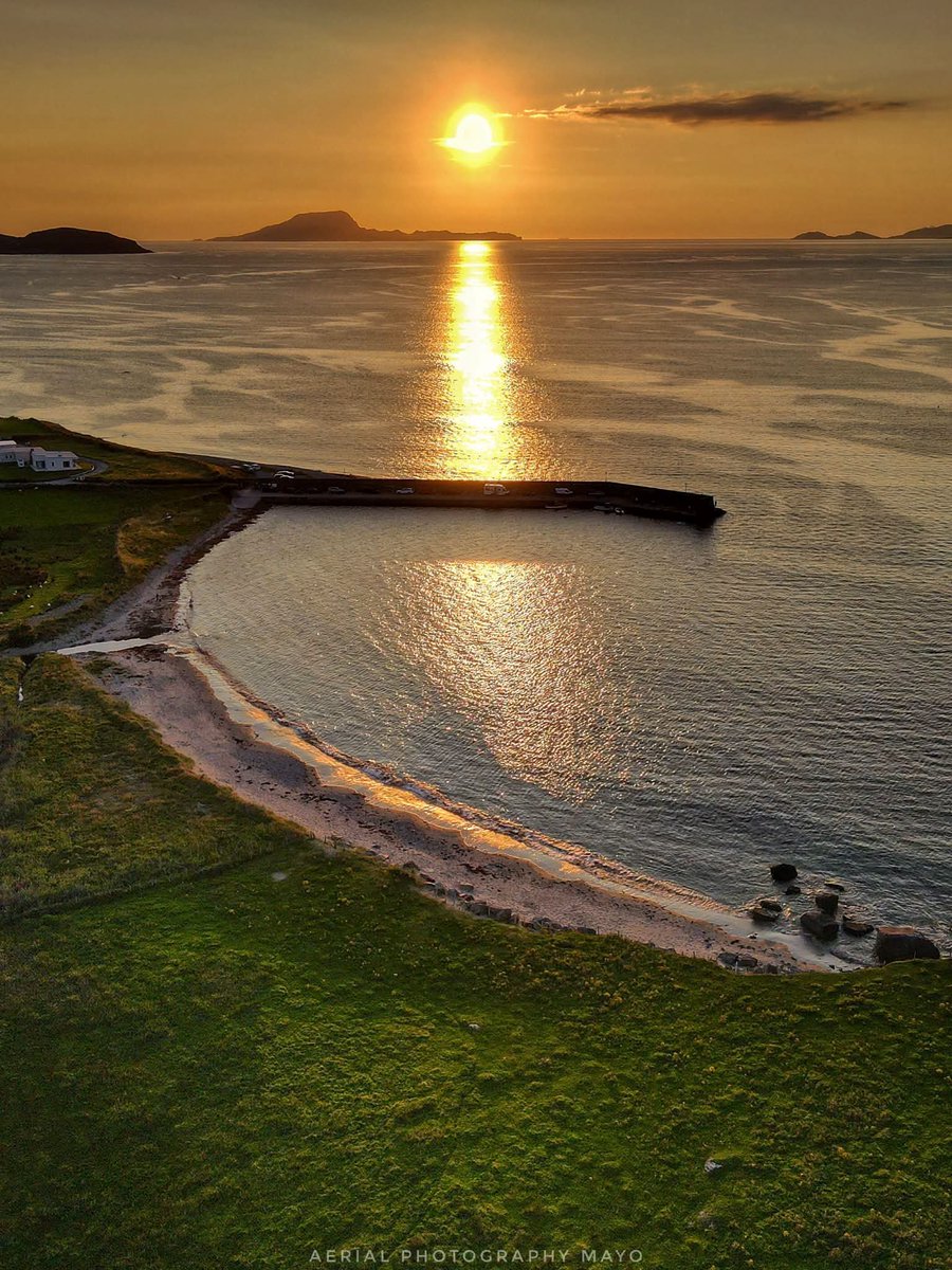 ThisIsIreland3's tweet photo. Chasing the wild Atlantic sun at Lecanvey Beach. There is nothing quite like the Irish coast at dusk 🌅💛

📍County Mayo - Ireland 🇮🇪 

📸 Aerial Photography Mayo

#Lecanvey #Ireland #Beach #Mayo #Dusk #Wildatlanticway https://t.co/tLQ3ieXODq