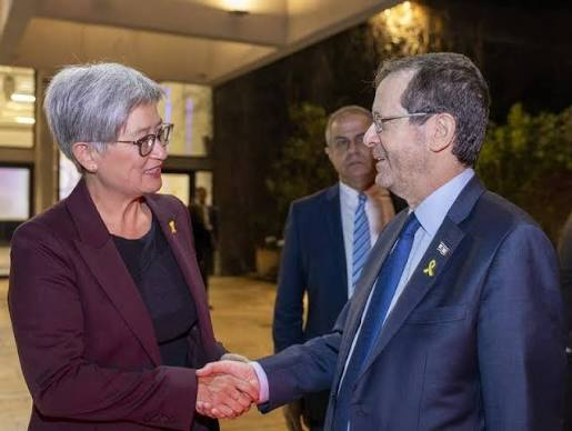 JJKALE2's tweet photo. When Labor finally won, I allowed myself to dream of a country where @SenatorWong would choose a meeting with Francesca Albanese over one with Isaac Herzog. 

Seeing the exact opposite happen is a deeply painful reminder of what could have been. https://t.co/CBCcg9UBvj