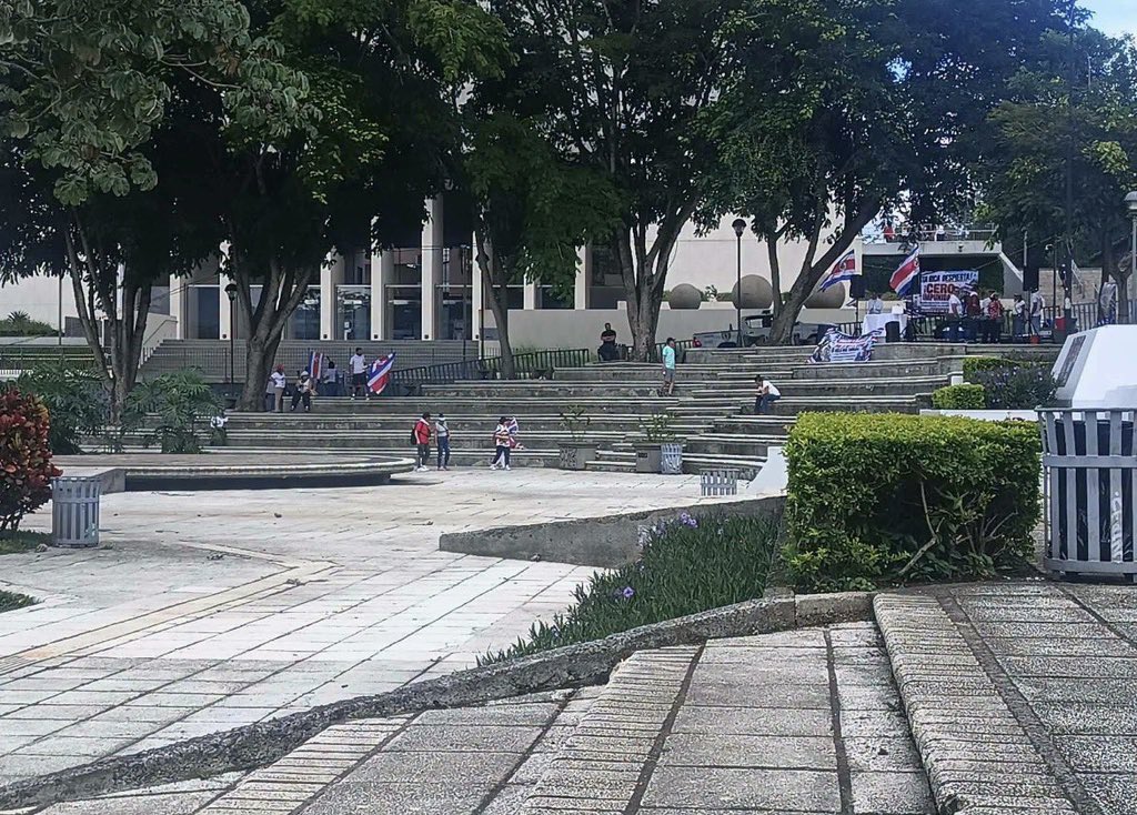 bcuberob's tweet photo. Mientras tanto los pro-gobierno: https://t.co/PhaNgORqt6