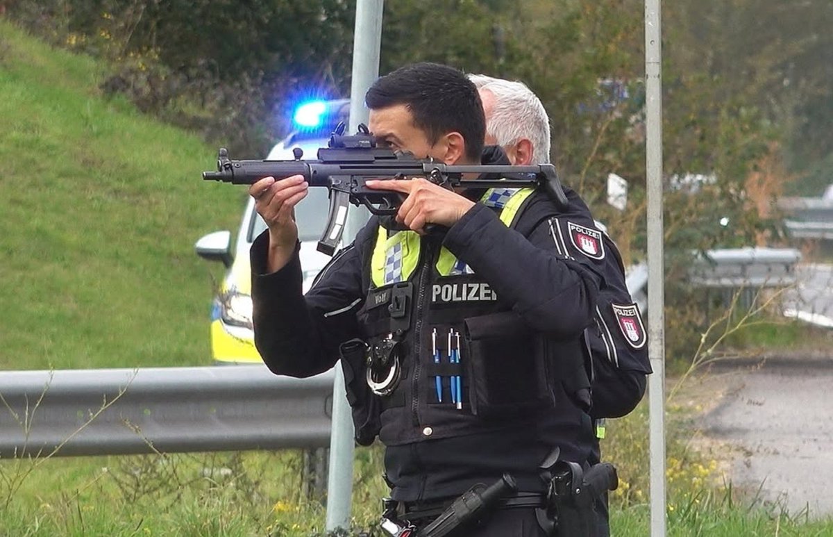 pmakela1's tweet photo. German police training, does it exist? 

It's an unmagnified Aimpoint red dot. You don't see any better if you squint through it than you would see without... 

And if you shoot, you get a membership card for the half moon club...
I'm a member of the said club, but not with a 9mm https://t.co/u5gZiGhKdC