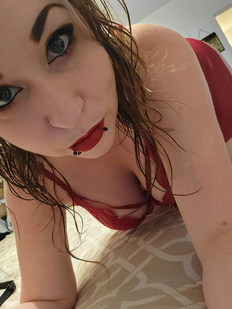 VictoriaBinx's tweet photo. Since Red won in my Poll the other day.  A red appreciation post for you to enjoy. Do you like  the red lipstick? Wanna mess it up? 😉❤️
#redlingerie #RedLipstick https://t.co/8u3lcSVgNq