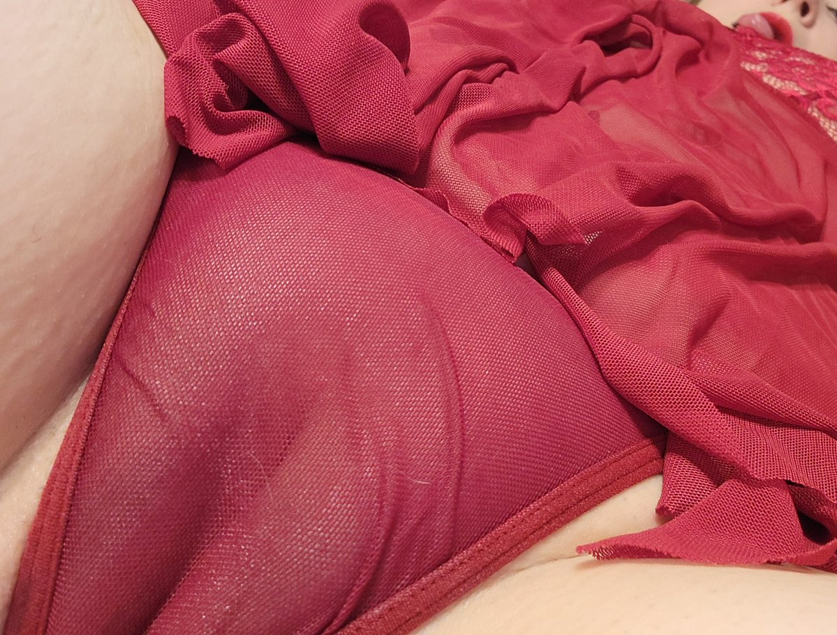 VictoriaBinx's tweet photo. Since Red won in my Poll the other day.  A red appreciation post for you to enjoy. Do you like  the red lipstick? Wanna mess it up? 😉❤️
#redlingerie #RedLipstick https://t.co/8u3lcSVgNq