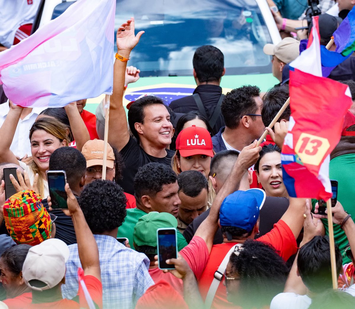 FelipeCCamarao's tweet photo. Hoje eu tava nas ruas, sob muito sol e calor, fazendo campanha para o presidente Lula. Agora pergunto: onde estavam ou estão os candidatos que concorreram comigo ao governo no 1º turno? https://t.co/LR3R8V7sBU