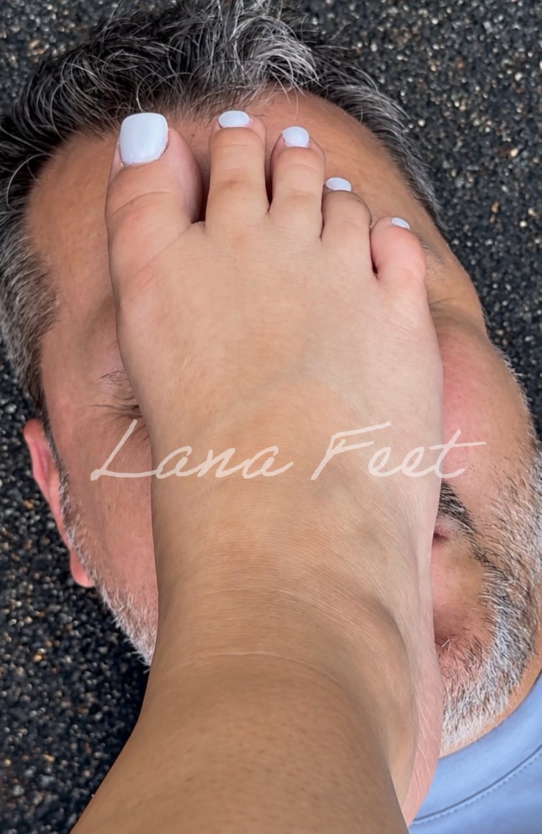LanaFeetDom's tweet photo. Qui veut que je lui écrase sa gueule comme ce misérable chien ?
#footonface #footsmelling #feetlovers https://t.co/cntfAJSxOK