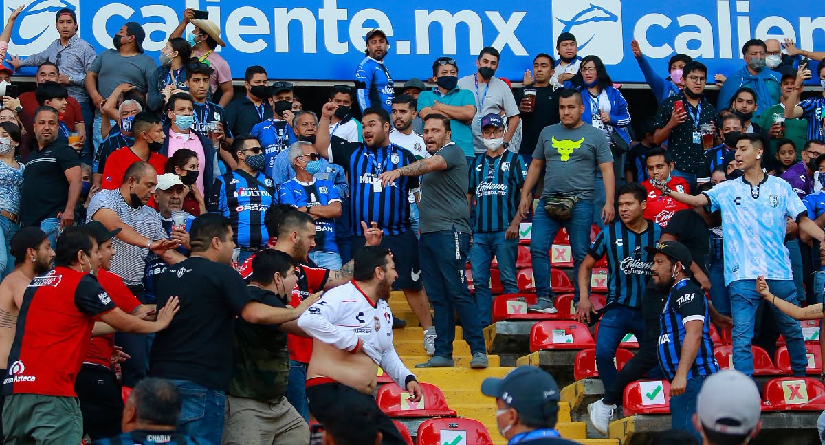 PoderCiudadanoo's tweet photo. #EnBocaDeTodos: 🚨🏟️ ¡KURI INSISTE EN QUE NO HUBO MUERTOS EN EL ESTADIO CORREGIDORA! DOCUMENTAL DE HBO REABRE LA POLÉMICA POR LA CIFRA EXTRAOFICIAL DE 17 FALLECIDOS Y TESTIMONIOS QUE CUESTIONAN LA VERSIÓN OFICIAL ⚽⚠️🔎
⤵
https://t.co/pV0PicG4DS

Únete a nuestro canal 👉 https://t.co/dQK26JQUNx
📌 ¿Tienes una denuncia? Escríbenos al 446 144 4405