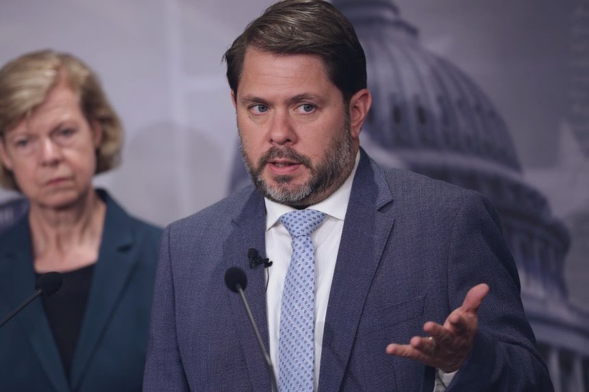 CasetaBosque's tweet photo. 🚨El senador demócrata Rubén Gallego 🔵 acaba de reaccionar a la información que señala a Elon Musk por las limitaciones que está sufriendo el sistema Starshield/Starlink en Ucrania 🇺🇦.

“Elon Musk, no tienes que esperar una citación, puedes venir por tu cuenta.”

Hace varios días afirmó que el Senado de Estados Unidos 🇺🇸 iba a citar a Elon Musk para aclarar las limitaciones de  Starlink/Starshield en Ucrania 🇺🇦: “Elon, asegúrate de que Starlink conserve todos los registros y comunicaciones relativos a tu alianza con Rusia. 

Las citaciones están por llegar. Estoy seguro de que el mercado europeo querrá saber qué pasó.”