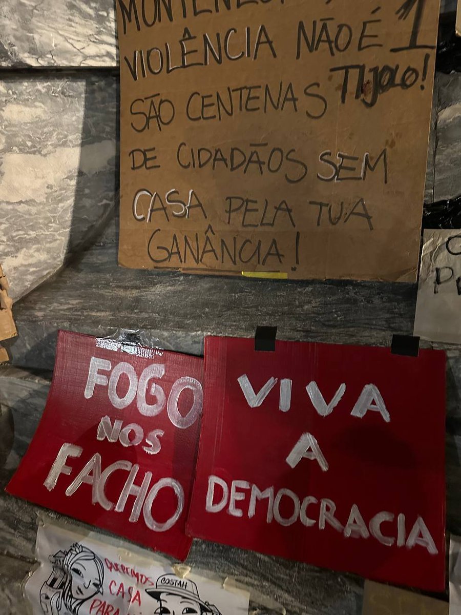 AntonioMendezPT's tweet photo. 🚩✊🏾 Ontem estive pela "acampada" do Rossio, das 17h até bem depois do jantar. Aquilo não é algo sério.  Deixo-vos aqui a minha experiência:

As pessoas mais normais são uma minoria e não ficam por muito tempo, vêm apenas por curiosidade e rapidamente se desiludem: O cheiro a erva é intenso. A grande maioria da malta é o que se vê. Alternos, piercings e cabelos pintados, lenços da palestina. 
Grupos comunistas/antifa cooptaram completamente o propósito da manifestação. Ali discute-se abertamente uma desejada revolução comunista estilo soviético. Expropriações, abolição da polícia, abolição do capitalismo, abolição do fóssil, morte de inimigos políticos etc. São as reivindicações que se podem ler nos cartazes e que se ouvem da boca de quem toma a palavra nas ditas "assembleias populares".

Estas "assembleias populares" que começam pelo cair da noite, são nada mais do que os organizadores, muitos deles brasileiros e cabo-verdianos, a dar a palavra no único microfone do local, a todo o tipo de comunistas com sonhos utópicos infantis. Criam-se "comissões" para isto e para aquilo, estilo PREC. Comissões para "fazer ruas" entre as tendas, para apanhar o lixo, para "criar arte" no local, para organizar comunicados de imprensa, para organizar resistência à polícia etc. A maioria destas comissões são aprovadas na forma de propostas, votadas ao velho estilo, de braço no ar. Em 10, são todas aprovadas por unanimidade, tal é a conformidade ideológica. Tal como no PREC, fica muito dito e pouco por fazer: Muitas jolas, slogans, punhos no ar, diversão música e pouca coordenação. 
A PSP de Lisboa foi extremamente rápida e ardilosa: Não se viu um único PSP no Rossio durante o dia de ontem e até à madrugada de hoje. Talvez para deixar estes agitadores baixarem a guarda para os poder remover prontamente como fizeram depois.
Pena que não o tenham feito mais rápido. 

São um bando de agitadores, muitos deles drogados, sem uma agenda séria e implantável.