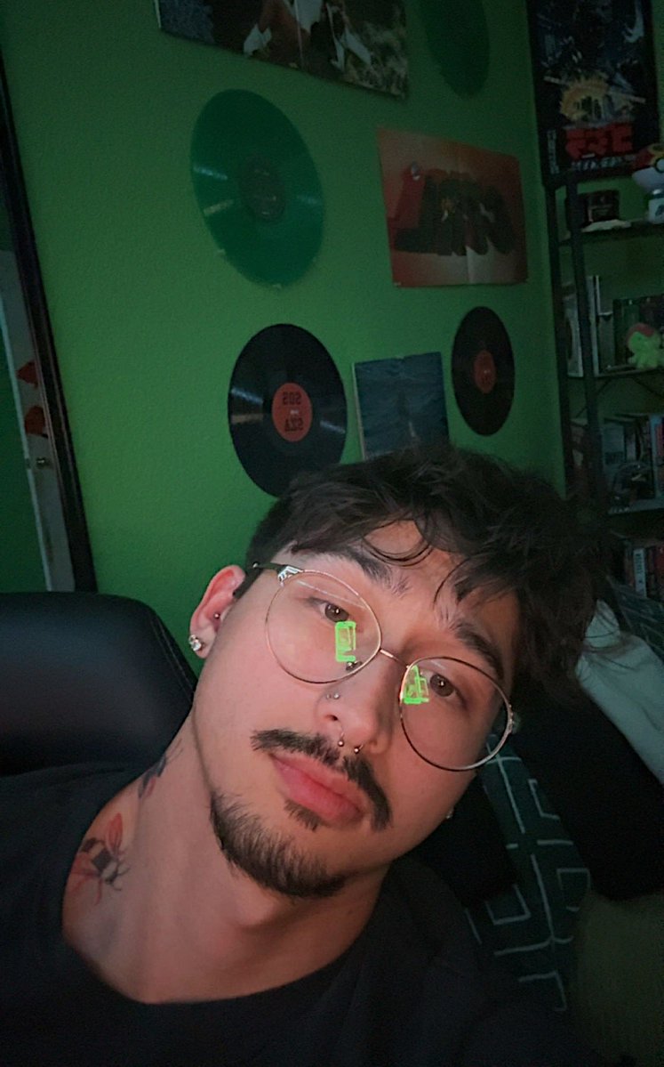 Sharkbait7098's tweet photo. soy lindo but he estado tomando demasiado cafecitos https://t.co/Sym8t5cLmp