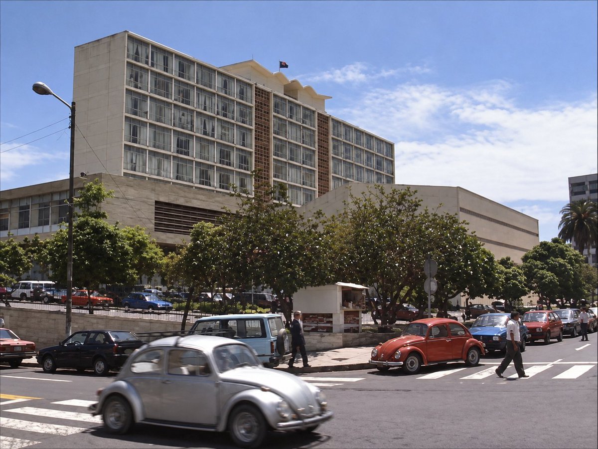 robinrobles's tweet photo. 1993–2004 | EL CONGRESO ANTES Y DESPUÉS DEL FUEGO
Tres momentos de una misma historia, recuperados de las cintas originales de Historia Viva. #ElFotogramaDeHistoriaViva

1993: el Palacio Legislativo y un Quito que se acoplaba a los cambios.

5 de marzo de 2003: tras 43 años de inaugurado, un incendio destruyó el 40 % del edificio. El Fiscal #WilsonToainga atribuyó el siniestro al recalentamiento de una cafetera y solicitó archivar la causa por considerarlo "accidental".

Julio de 2004: desde la calle Piedrahita, el edificio aparece desnudo, reducido a su estructura. Ese mes se firmó un contrato de reconstrucción por USD 6,2 millones.

¿Recuerdas aquel incendio?

#HistoriaViva #Quito #ArchivoSilenciado
