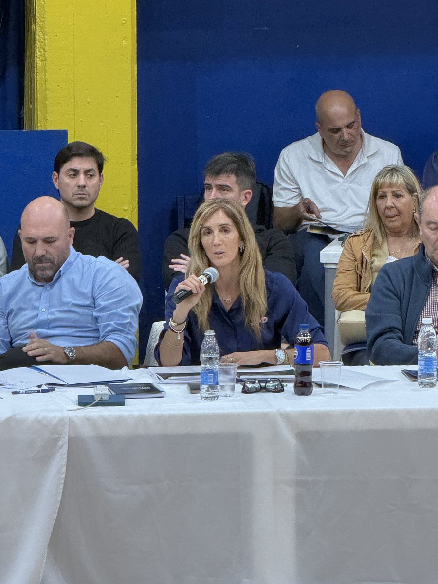 InfoCanaya's tweet photo. “Esta comisión sigue trabajando en los juicios heredados y no ha generado ningún juicio. Mantuvimos la línea de lograr los mejores acuerdos y tener la mejor defensa. Estamos en los últimos días y seguimos pagando cosas del pasado, por eso hay que ser responsables en el manejo de la economía del club.

Haber obtenido el título de Liga 2025 fue muy importante. La vuelta de Ángel Di María es un hito, un campeon del mundo que vuelve a casa, hemos mantenido el equipo, hemos obtenido la Supercopa de Campeones, de 6 estrellas ahora tenemos 9 y seguimos compitiendo por el título de Liga de este año.

En inferiores también estamos muy bien. Resaltamos el apoyo que se le ha dado a las inferiores por eso estamos primeros en la tabla anual y eso también es histórico.

En el fútbol femenino logramos el ascenso con el título en la Primera B. El predio también van a ver lo que ha crecido en Cosecha así también como los predios de Ciudad Deportiva y Arroyo Seco y tenemos una jugadora sub 17 en la Selección Argentina que es un gran orgullo.

Hemos cumplido las cosas que nos propusimos, gracias a Gonzalo, gracias a los compañeros de comisión directiva y a los que han colaborado estos años”

Carolina Cristinziano, vicepresidenta de #Central, repasando la Memoria del periodo 2025/2026