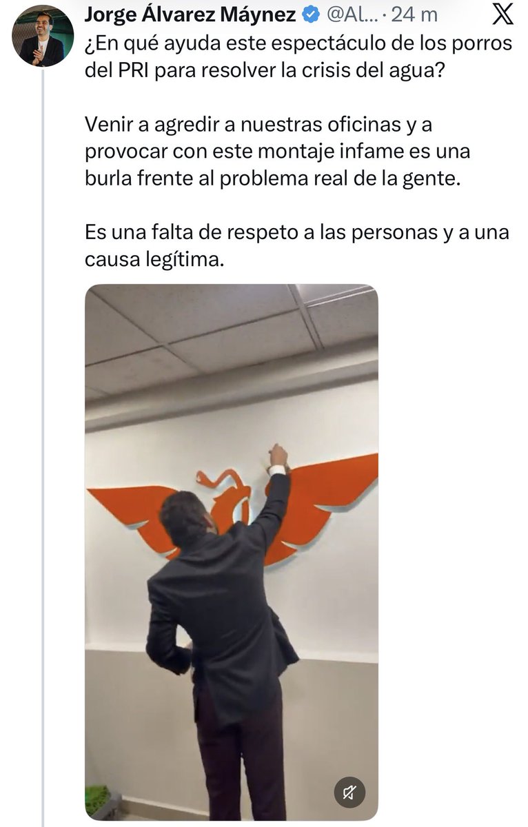 CarlosGMancilla's tweet photo. Al cobarde de @AlvarezMaynez :
¿Te escandaliza que manchen el logo de MC, pero no los millones de jaliscienses que se bañan con agua de estiércol, ni de jóvenes reprimidos en Jalisco?

¡Qué vergüenza que tengan que recordarte que la salud y la dignidad de la gente valen más que tu pinche logotipo!
