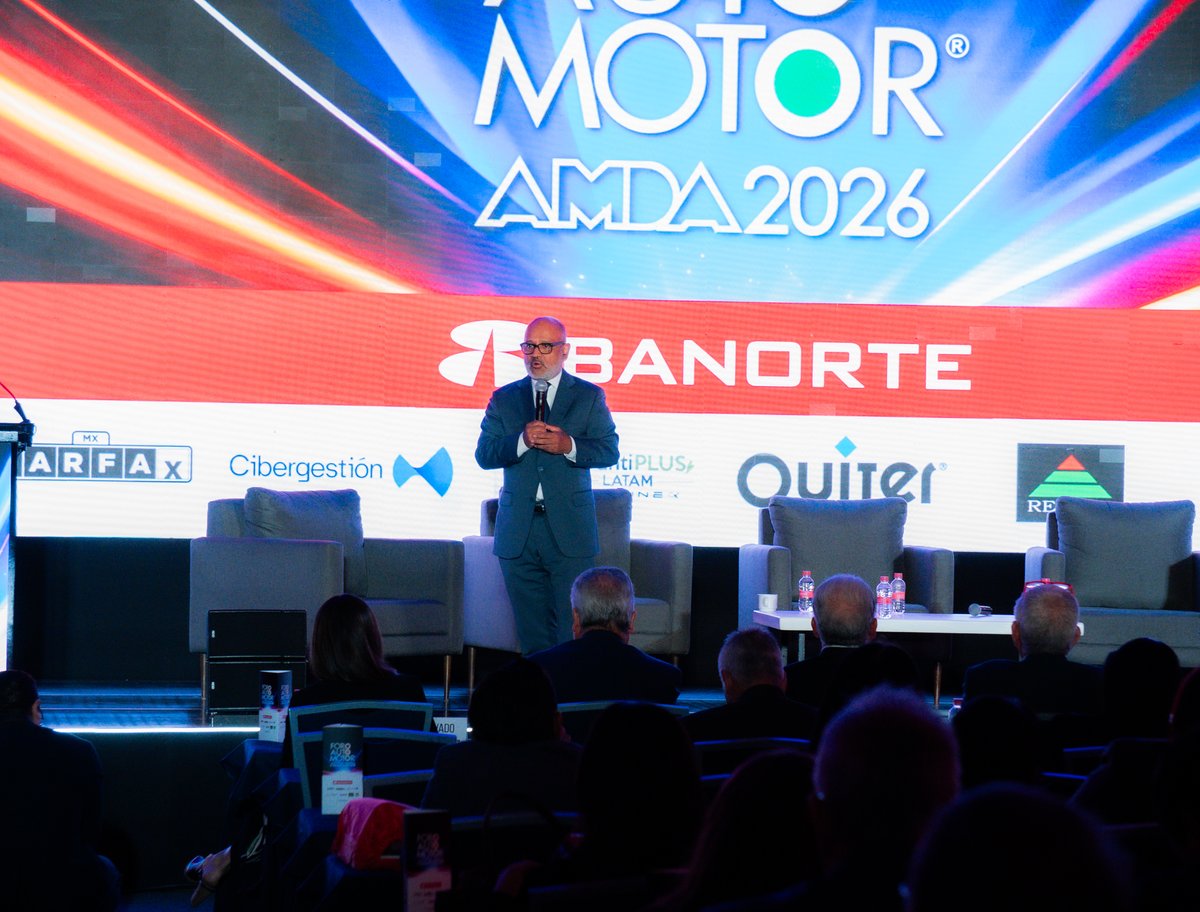 AMDAMX's tweet photo. #ForoAutomotor
No todo es un escenario adverso, pero tampoco será un camino fácil.
Guillermo Rosales Zárate, Presidente Ejecutivo de AMDA, cerró la jornada del Foro Automotor 2026 con un mensaje claro. La industria vive un cambio de era y la competencia extrema llega a todos los rincones del planeta, México incluido. En ese contexto, la distribución enfrenta un año de retos importantes, con una rentabilidad que se ha ido reduciendo.
Habló también del paquete fiscal que se discute en el Congreso. Explicó que la modificación a las reglas de deducciones afecta de manera relevante a un sector como el nuestro, donde vender vehículos es una actividad de muy bajo margen. No es una práctica de abuso, es parte del modelo de negocio. AMDA mantiene un diálogo permanente con el gobierno federal, ha explicado con precisión cómo opera la distribución y espera que, mediante un decreto, se reconozca a las actividades de bajo margen y se atenúe el impacto.
Frente a este panorama, destacó la resiliencia del gremio, la nueva generación que ya toma la estafeta y su manera inteligente de usar la tecnología, sin perder la experiencia acumulada. AMDA seguirá generando análisis objetivo, serio y oportuno para todo el gremio, y convocó a la industria a encontrar juntos las adaptaciones que este momento exige.