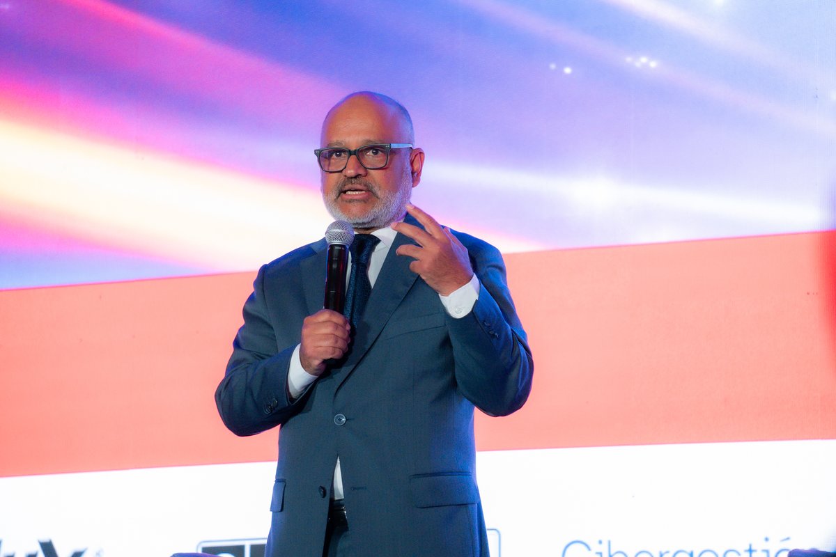 AMDAMX's tweet photo. #ForoAutomotor
No todo es un escenario adverso, pero tampoco será un camino fácil.
Guillermo Rosales Zárate, Presidente Ejecutivo de AMDA, cerró la jornada del Foro Automotor 2026 con un mensaje claro. La industria vive un cambio de era y la competencia extrema llega a todos los rincones del planeta, México incluido. En ese contexto, la distribución enfrenta un año de retos importantes, con una rentabilidad que se ha ido reduciendo.
Habló también del paquete fiscal que se discute en el Congreso. Explicó que la modificación a las reglas de deducciones afecta de manera relevante a un sector como el nuestro, donde vender vehículos es una actividad de muy bajo margen. No es una práctica de abuso, es parte del modelo de negocio. AMDA mantiene un diálogo permanente con el gobierno federal, ha explicado con precisión cómo opera la distribución y espera que, mediante un decreto, se reconozca a las actividades de bajo margen y se atenúe el impacto.
Frente a este panorama, destacó la resiliencia del gremio, la nueva generación que ya toma la estafeta y su manera inteligente de usar la tecnología, sin perder la experiencia acumulada. AMDA seguirá generando análisis objetivo, serio y oportuno para todo el gremio, y convocó a la industria a encontrar juntos las adaptaciones que este momento exige.