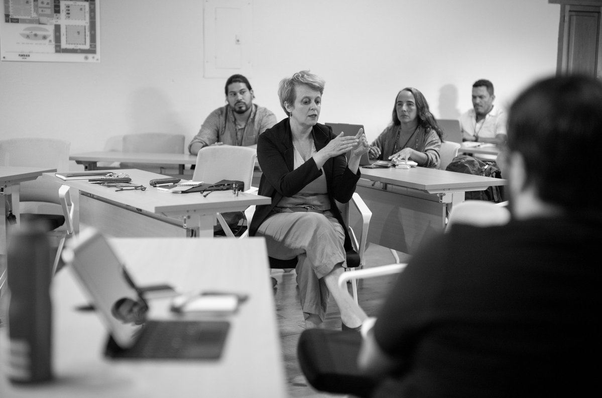 foroCAP's tweet photo. Algunas conversaciones empezaron en los talleres y siguieron en los pasillos. 🗣️ El día 1 de #ForoCAP2026, en imágenes. ✨  @_elfaro_ 
🧵 1/5 https://t.co/84ckwKl3cv