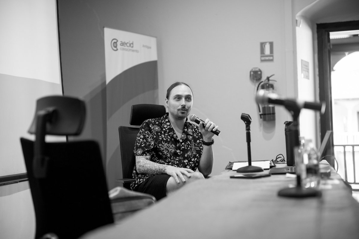 foroCAP's tweet photo. Algunas conversaciones empezaron en los talleres y siguieron en los pasillos. 🗣️ El día 1 de #ForoCAP2026, en imágenes. ✨  @_elfaro_ 
🧵 1/5 https://t.co/84ckwKl3cv