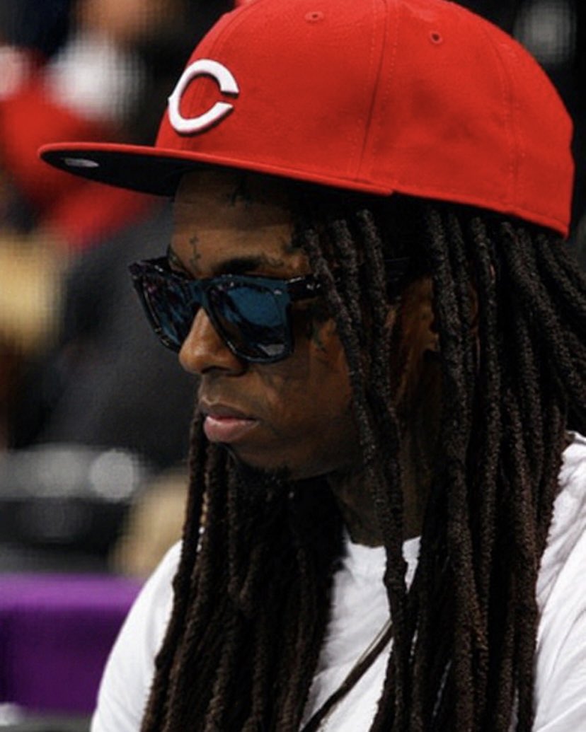 Sound_Scrape's tweet photo. Lil Wayne sitting courtside a day after his release from prison [2010] https://t.co/YCtOR8Mh8K