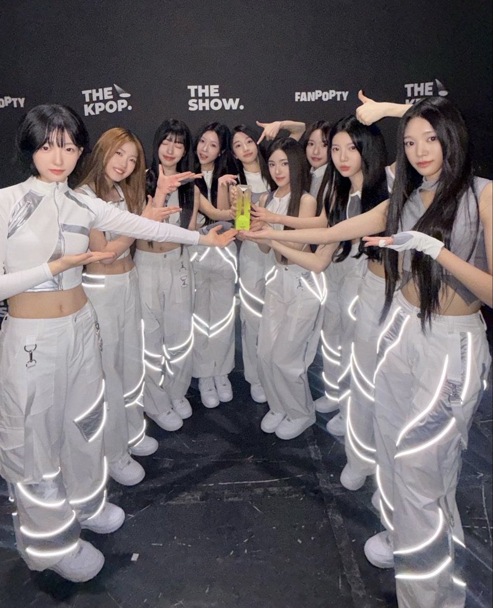 Wingsgell's tweet photo. 와 뭐야 의상 야광 개지림 https://t.co/1ZQm1uWyII