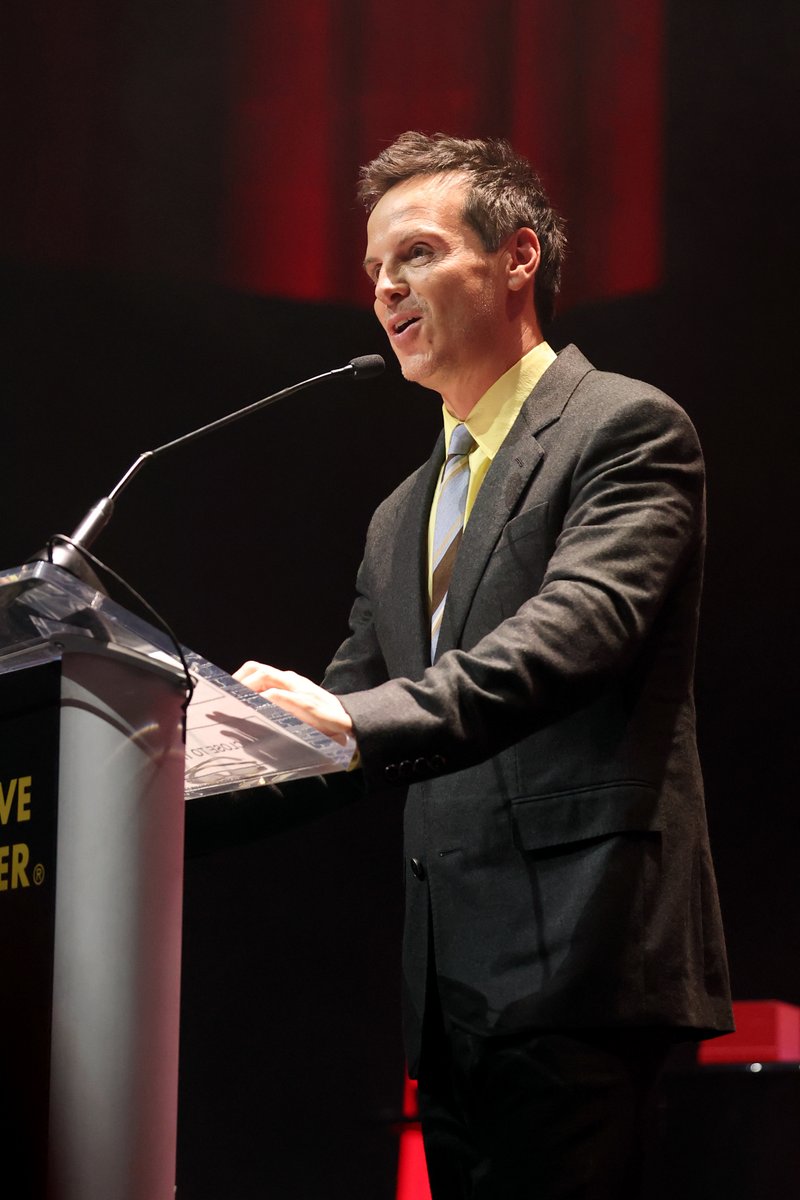 elsinoremovie's tweet photo. Our ELSINORE star Andrew Scott is honored at @godslovenyc 20th Annual Golden Heart Awards 🏆✨

Writer Stephen Beresford presented him the award for Outstanding Humanitarianism &amp; Cultural Impact at last night's event. https://t.co/9AthBj2EhV