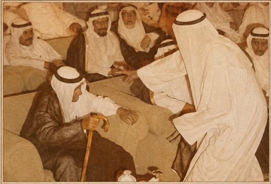 m69mf's tweet photo. أخلاق الكبار 🕊

هم مرشد البذال أن يقوم احترامًا لعمه، مطلق وهو اكبر منه بعشر سنين لكن أسرع إليه، وانحنى عليه وقبله وهو في مكانه وكأنه يقول له: لا تتعب نفسك بالقيام، فمحبتك عندي أكبر من كل مظاهر الاحترام يامالهم بالجنه جميعا ..

تأثر مرشد بهذا الموقف وقال لعمه:

عمي تثاقل قومتي يوم باقوم 
دنق علي وحبني في مكاني..

#شاعر_الجيلين
#مرشد_سعد_البذال_الرشيدي