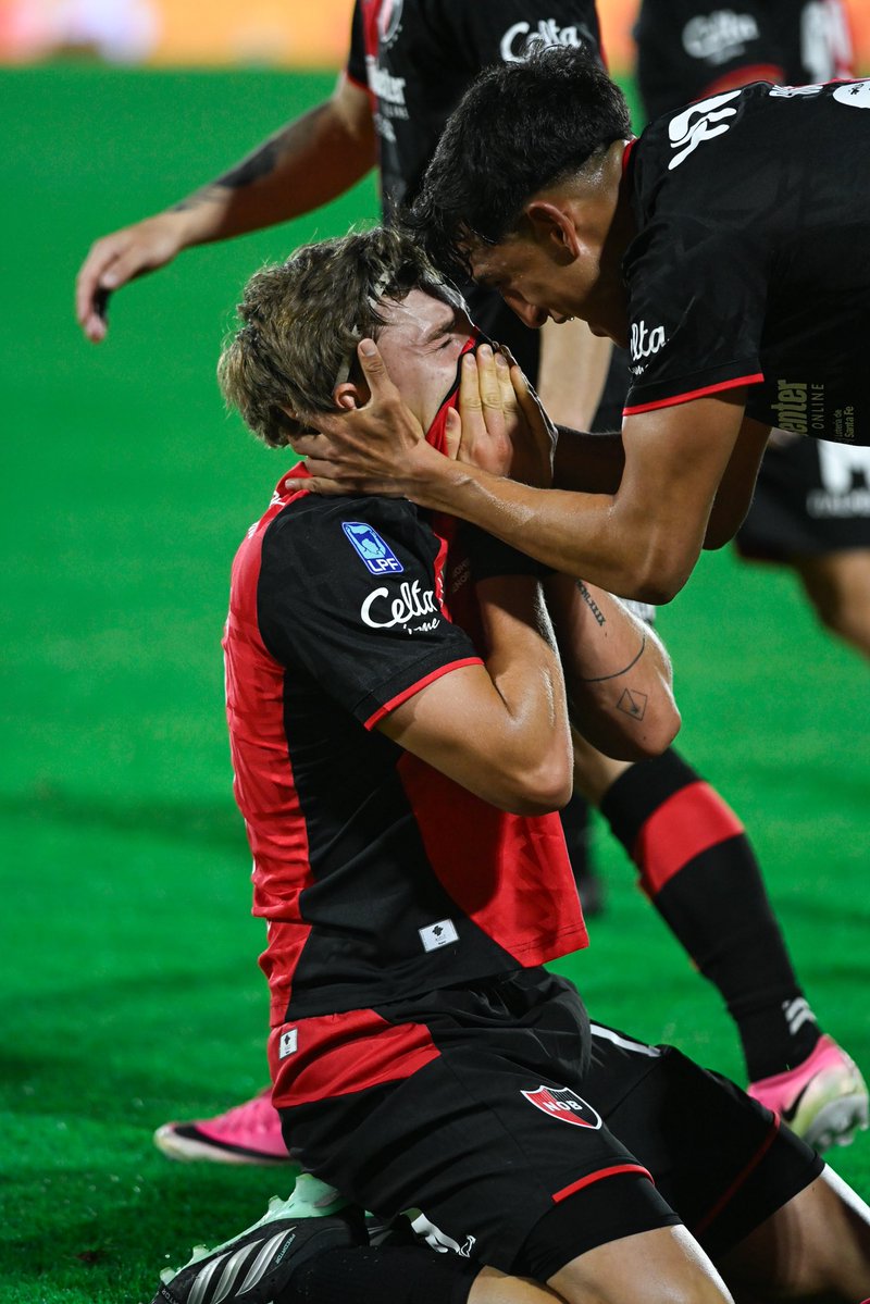 Newells's tweet photo. "Es una emoción inmensa. Desde que juego a la pelota soñaba con hacer un gol en este estadio y a cancha llena"

La emoción del primer gol en casa. Vamos por más, Jero 💪🏼❤️🖤 https://t.co/krQTdEBZBT