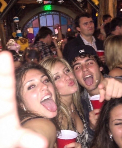 OldInternetFeel's tweet photo. party on the iCarly set https://t.co/mUi6UeladA