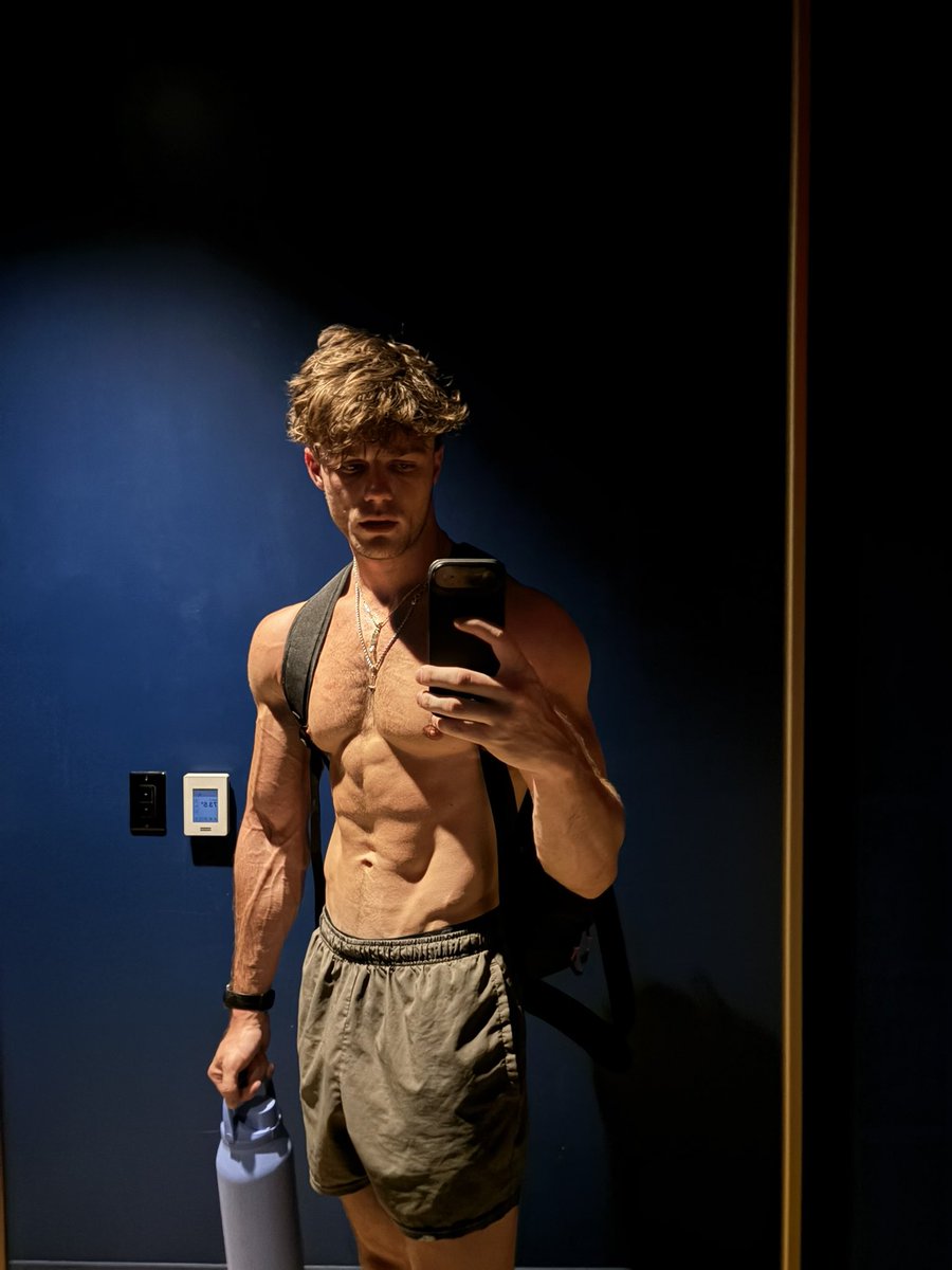 kevin_biceps41's tweet photo. pov post sauna https://t.co/EVGEn1zYj4