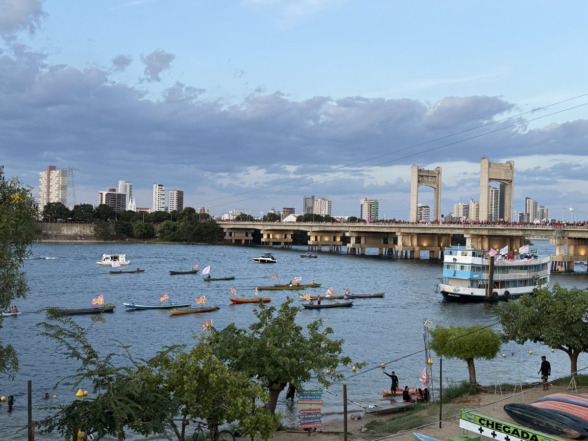 carlaraujox's tweet photo. vei lula ta em juazeiro e os pescadores tao tudo no rio com bandeira e a ponte toda vermelha que coisa LINDA https://t.co/ovTVr3Dy16