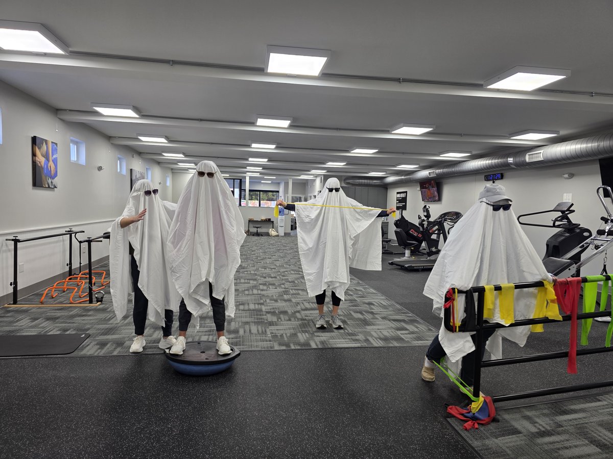 PTProsInc's tweet photo. It's a BOO-tiful day for PT at the 'Burg! 👻🎃✨

The PT Pros Williamsburg team is floating around the clinic today to remind you that we are always here to help you stay active, flexible &amp; pain-free! 🩺💙

#YourTeamIsHere #GetMoving #WilliamsburgKY https://t.co/r36na7Fruo
