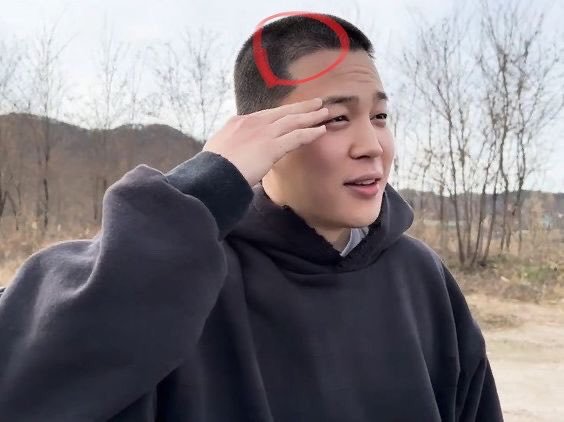 tae_theking's tweet photo. No caso do seu fav bastou cortar o cabelo para a calvície aparecer https://t.co/h1U0hC99Iu