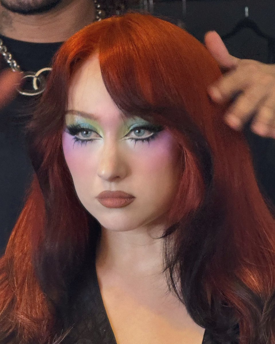 COSMlCSYD's tweet photo. this glam is so major https://t.co/gjvyGlE8LL