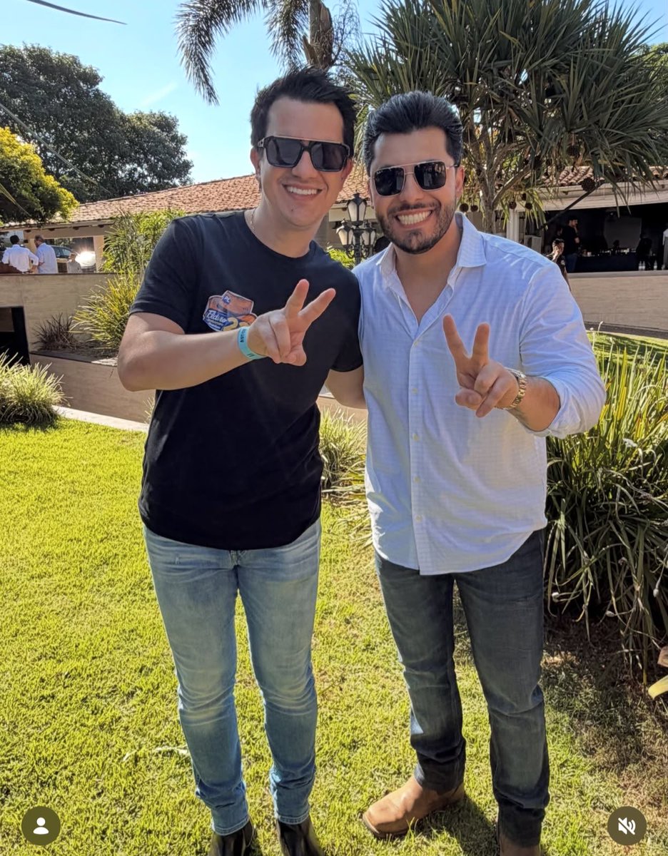 fadacubana's tweet photo. irônico é, dois homens que fazem campanha pro 22 mas só tem carreira por conta de uma mulher chamada marilia mendonça q tinha repulsa pela família bolsonaro https://t.co/dfDyKAQ6LK