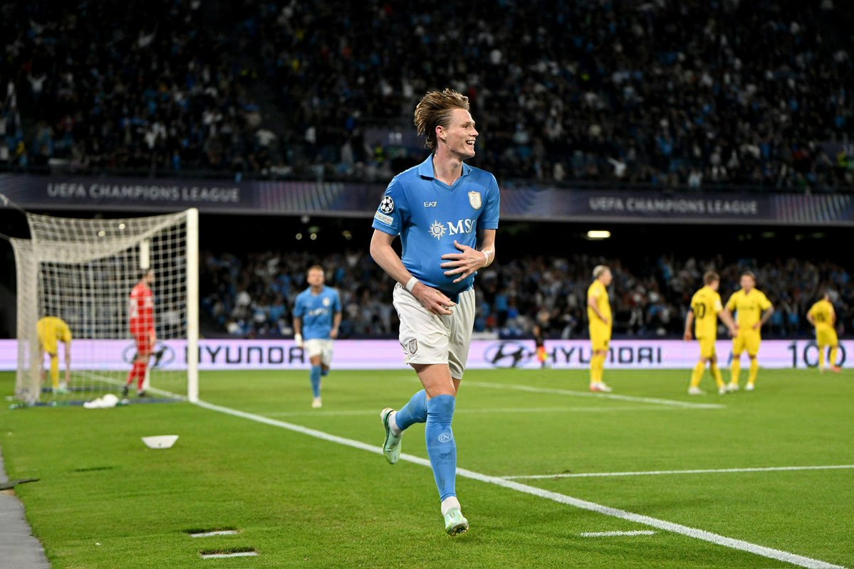 StatmanDave's tweet photo. Scott McTominay’s game by numbers vs. Bodø/Glimt:

100% pass accuracy 
67% duels won
56 touches 
15 carries 
9 touches in the box
7 defensive contributions 
7 shots 
2 goals 

All-round masterclass. 🔝🔝🔝 https://t.co/wcUmuW7gCM