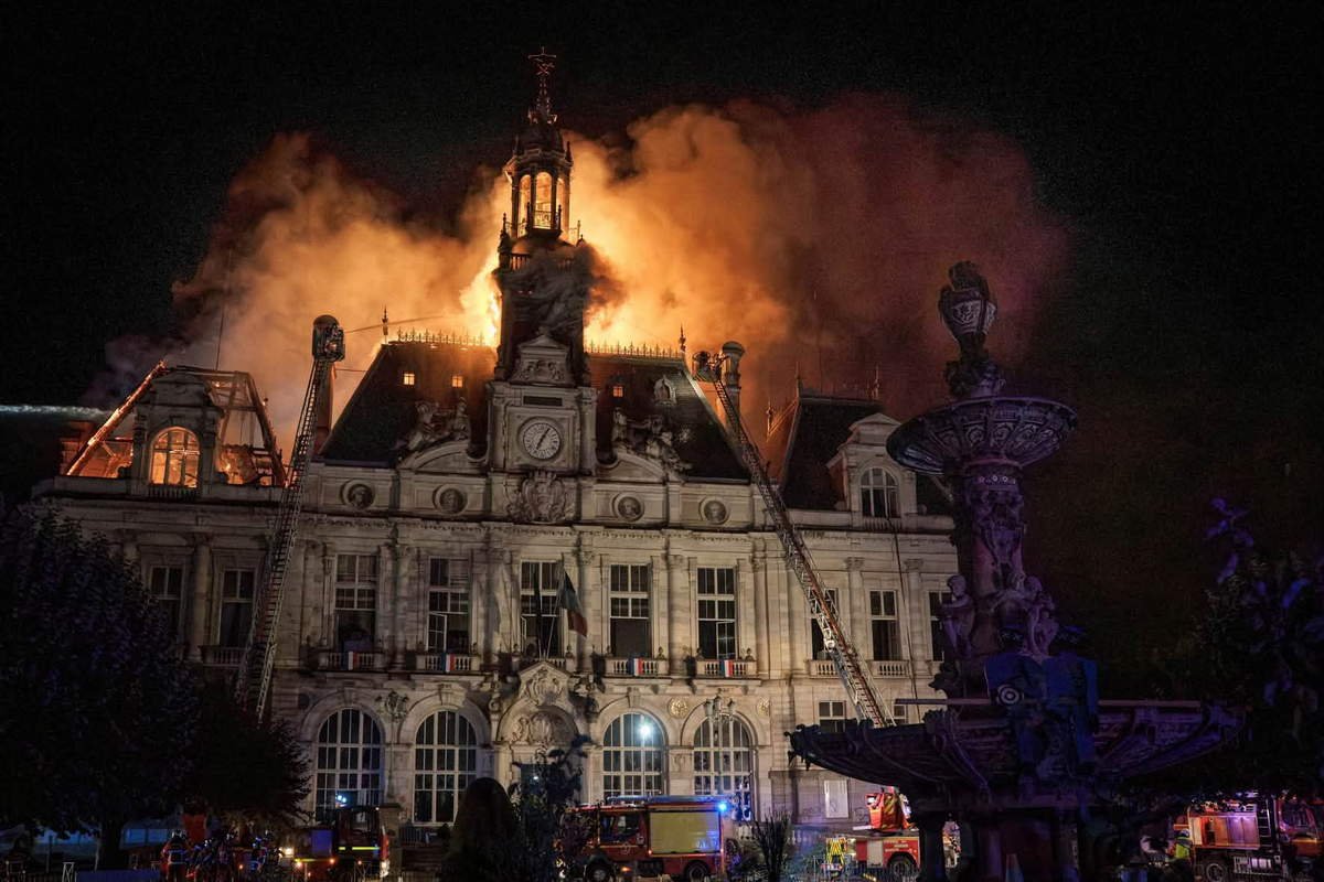 CalistoGiampiet's tweet photo. Lo que ocurre en Francia es producto de la desconexión de los políticos con la realidad; han incentivado una inmigración que no se asimila ni se adapta y que muy por el contrario, impone y exige a que se adapten a ellos. Si creemos que estamos muy lejos de que suceda acá, pues estamos equivocados.