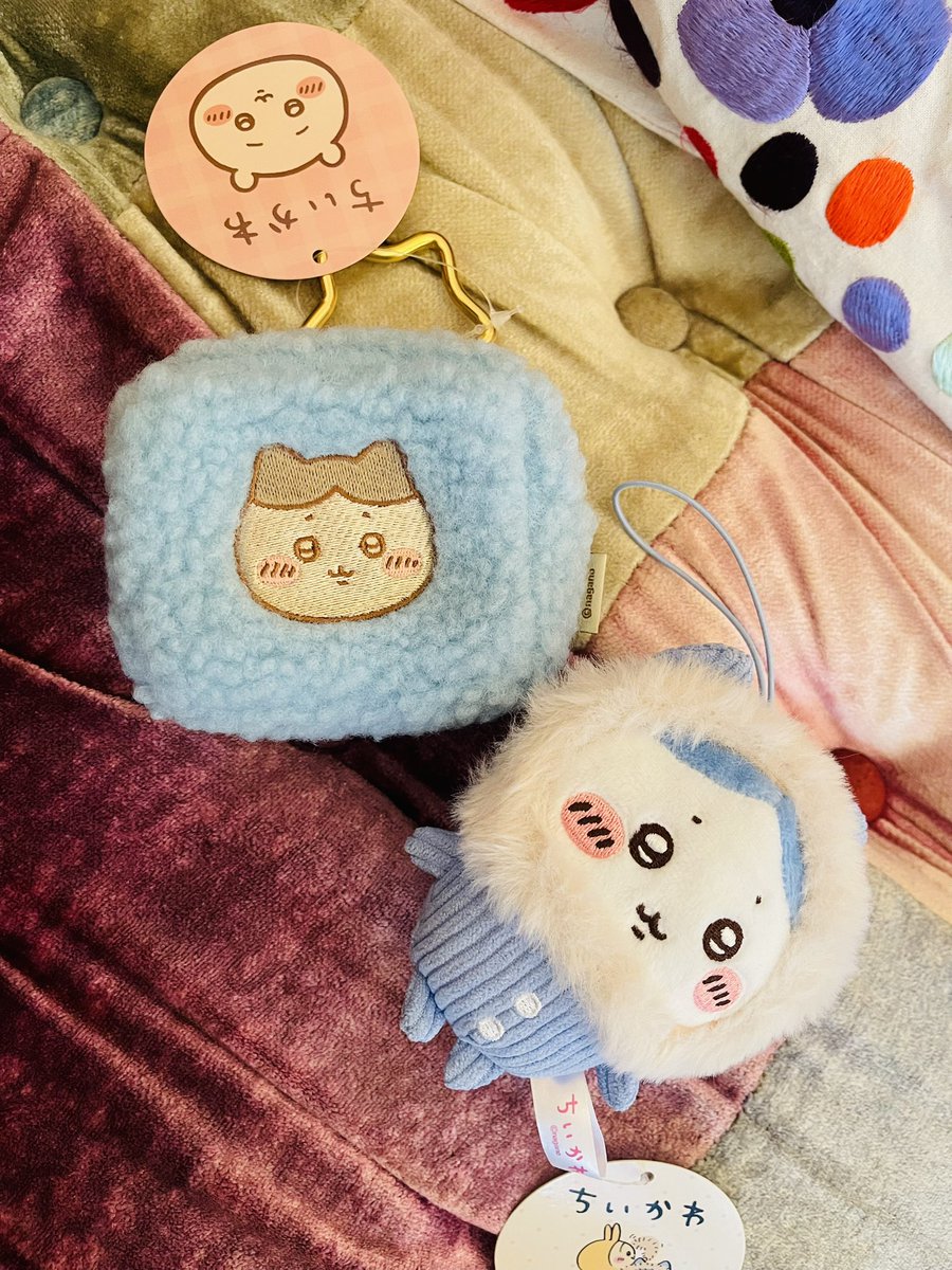 necoyuki1125's tweet photo. かわちいい(ฅωฅ`)♥

コーデュロイマスコットと
もこもこぽーち、、
なかなかあるとこ少なくて
5店舗目でやっとみつけて
げとしてくれた^ ̳ට ̫ ට ̳^
冬仕様でこれからの季節かばんにつけるのいいね♡

ブランケット、店員さんアシストしてくれるも
絶妙なバランス感覚でなかなか落ちずww
でもなんとかGET🥹

プライズめぐり楽しかった..🙌✨

#ちい活
#ちいかわ